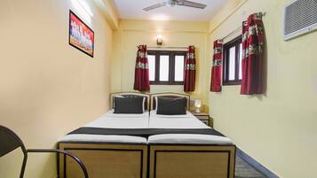 1 slaapkamer, een bureau, beddengoed