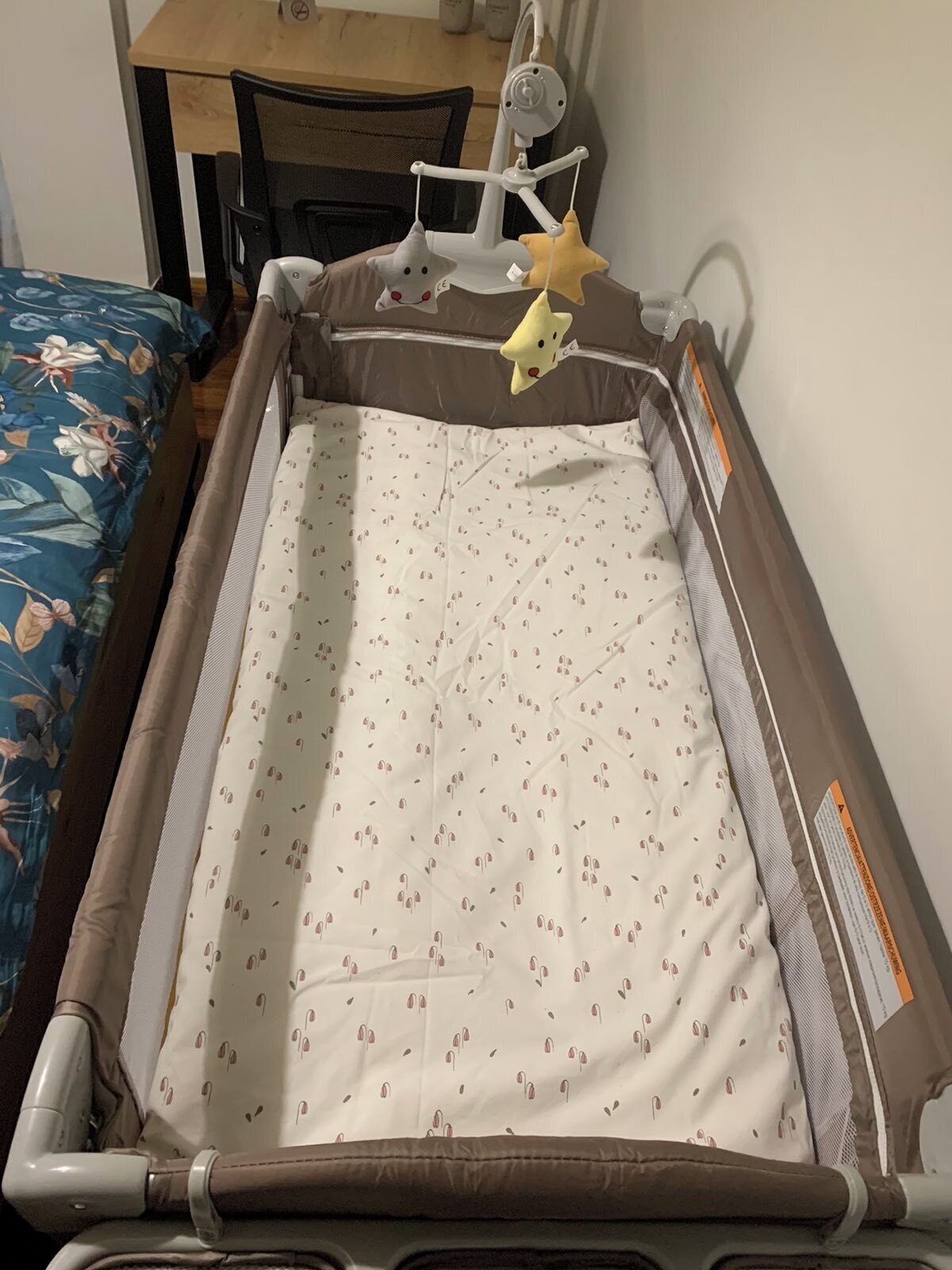 Una cama de hospital con sábana blanca y almohada con forma de estrella.