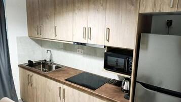 Frigorifero, microonde, forno, piano cottura