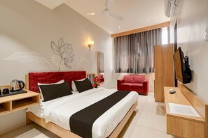 Desk, bed sheets - Townhouse OAK Saspade Road Satara (Satara)