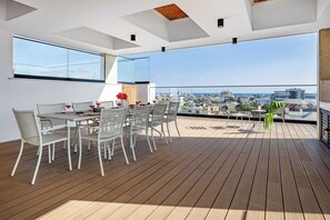 Outdoor dining - 301 Piliou - Large Terrace & Rooftop Communal Pool (limassol)