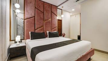 1 sovrum, skrivbord och sängkläder