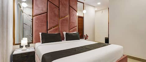 1 多间卧室、办公桌、床单