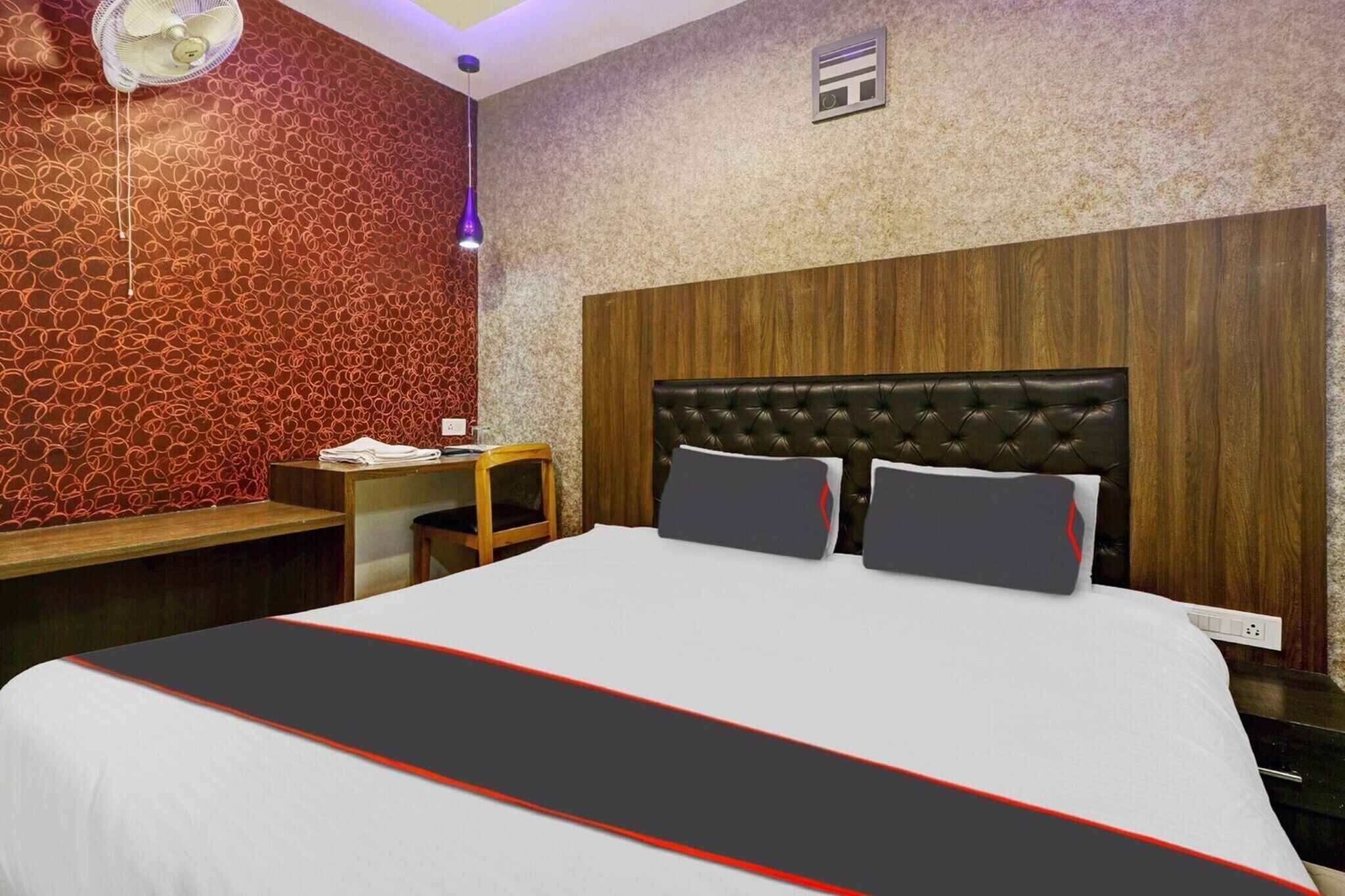 1 sovrum, skrivbord och sängkläder