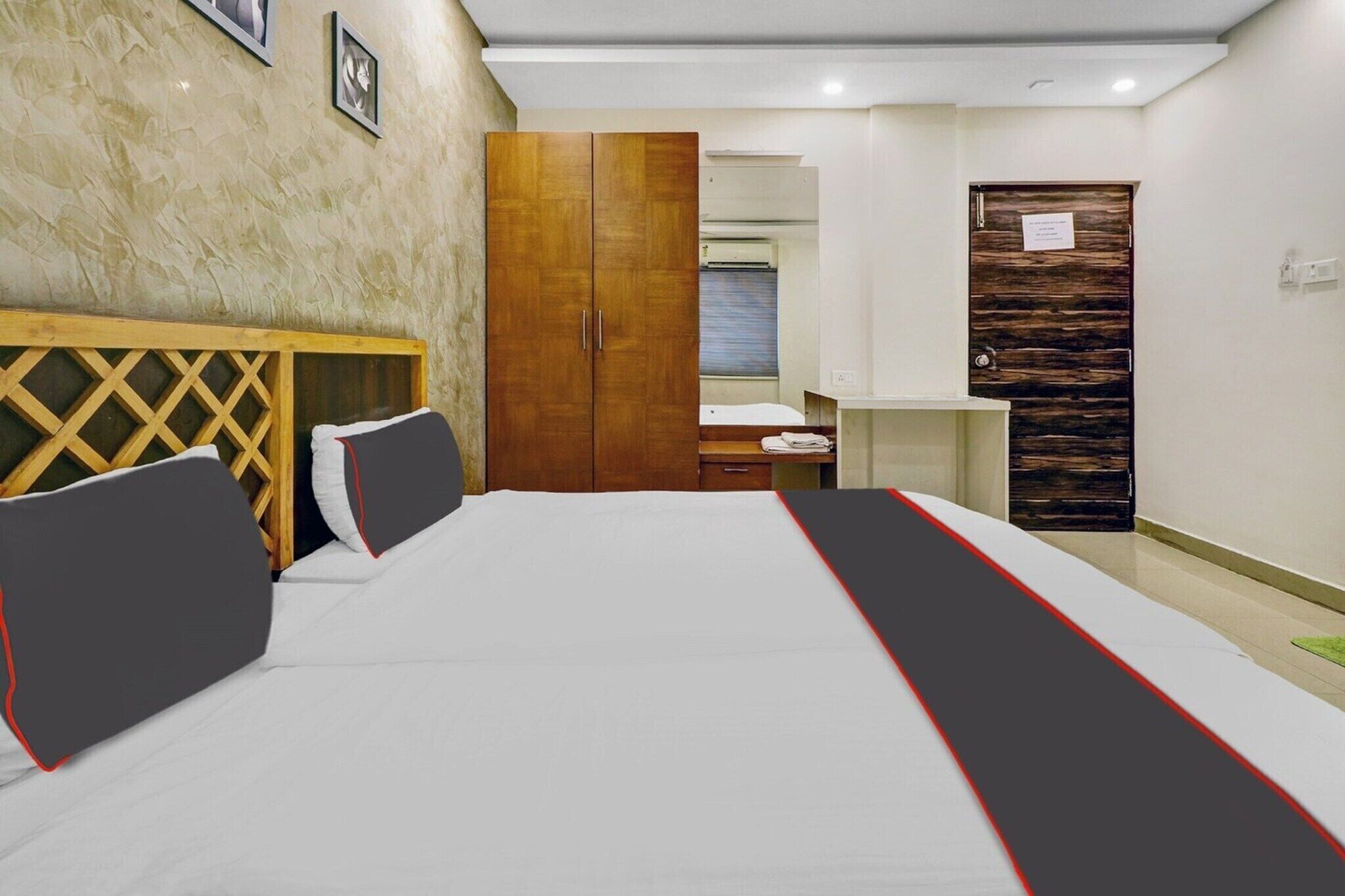 1 sovrum, skrivbord och sängkläder