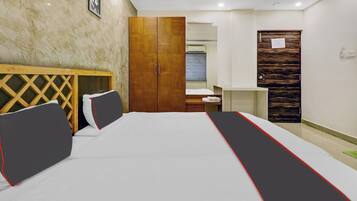 1 sovrum, skrivbord och sängkläder