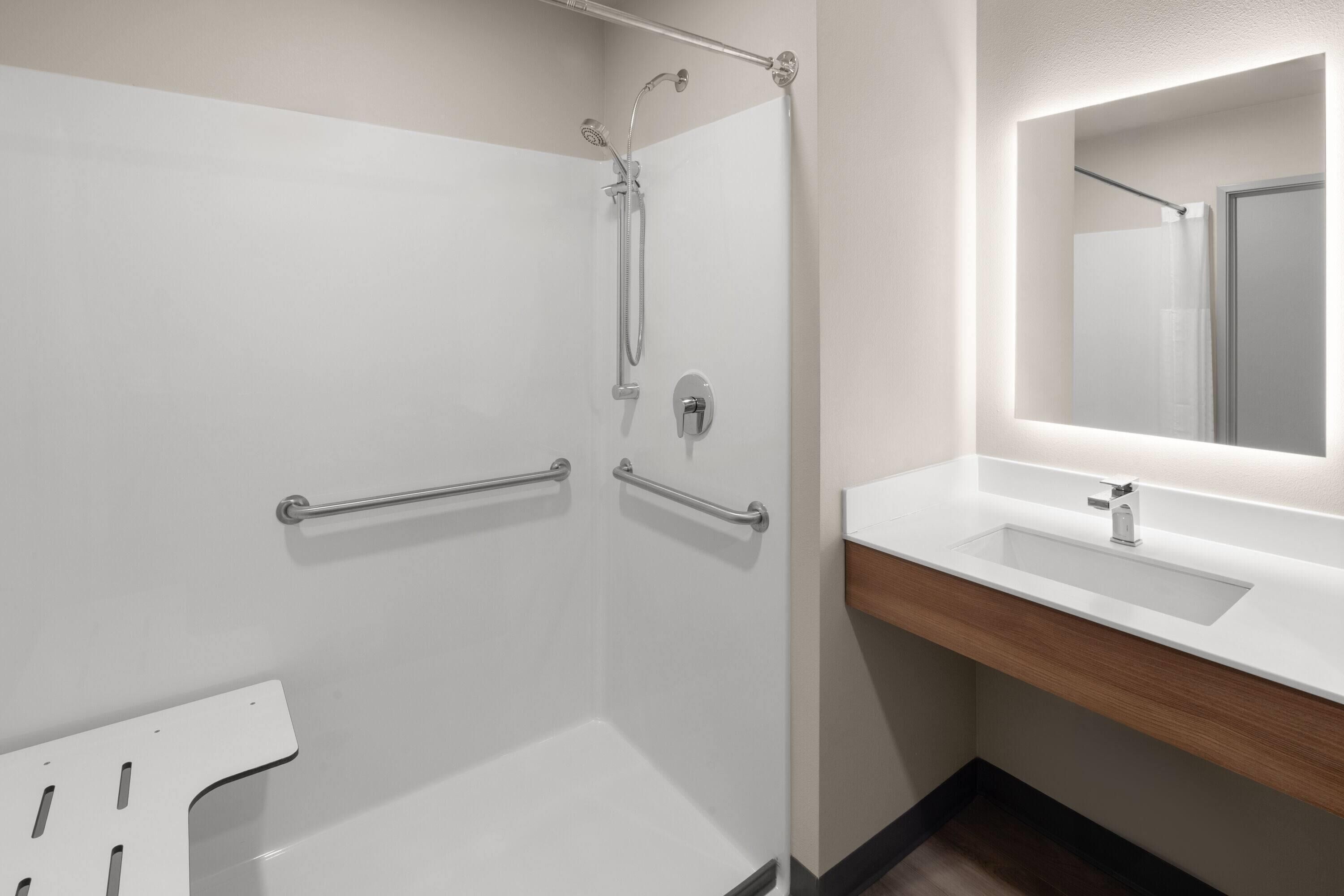 Kamer, 1 kingsize bed, toegankelijk voor rolstoelgebruikers, niet-roken (Roll-In Shower) | Rolstoeltoegankelijke badkamer