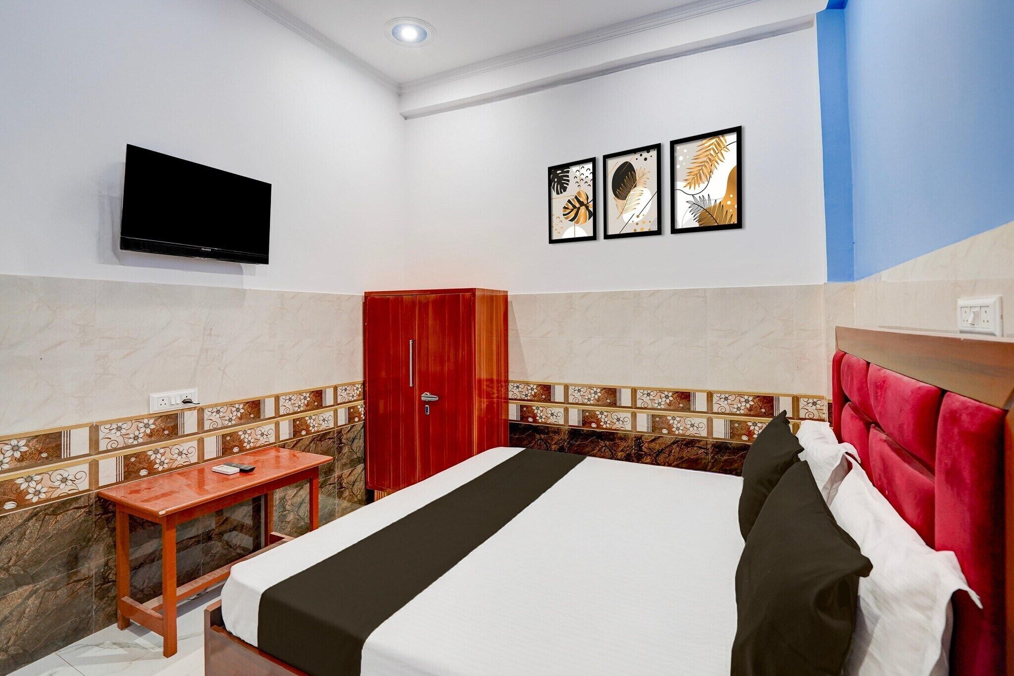 1 bedroom, desk, bed sheets