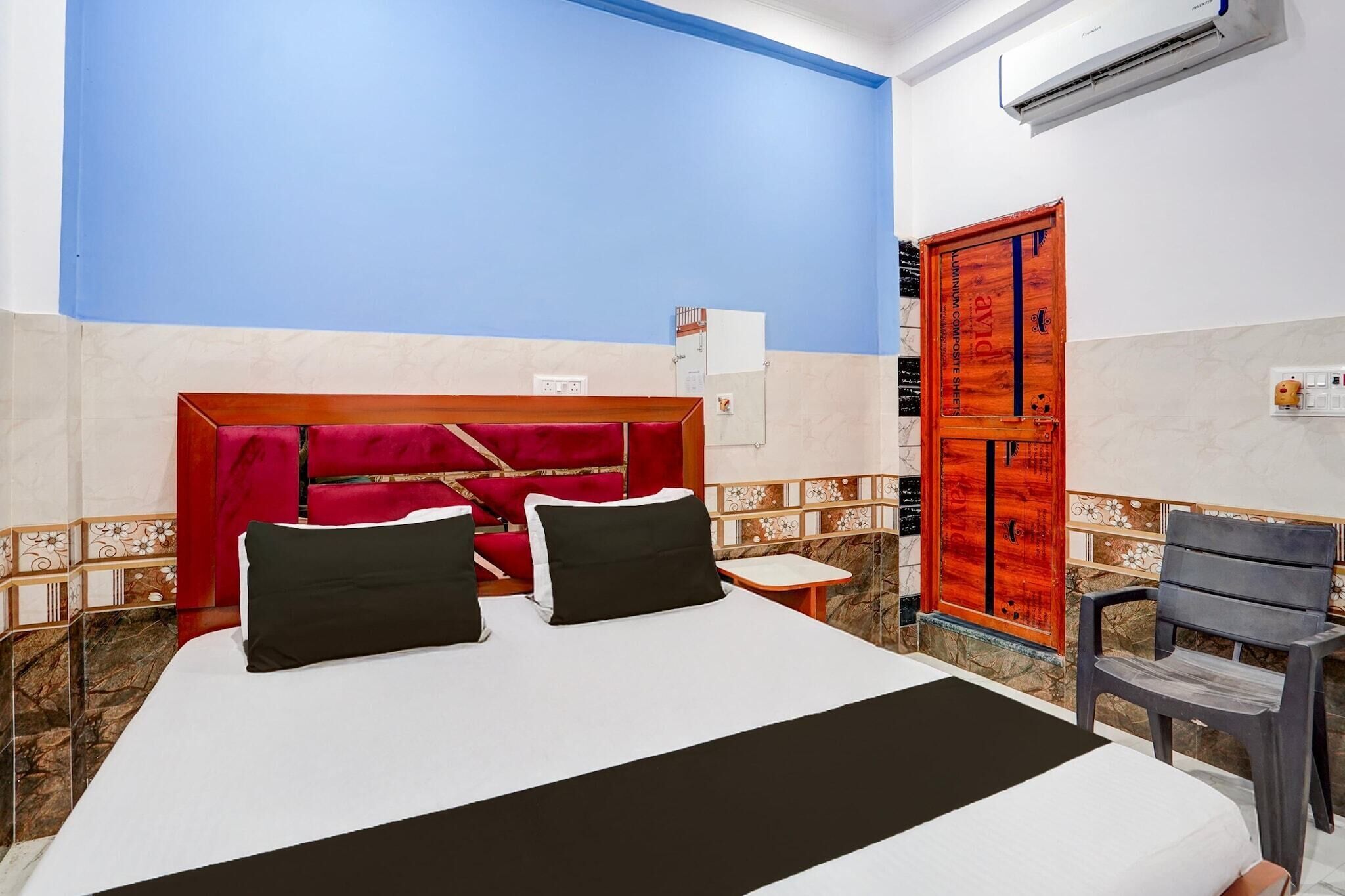 1 quarto, escrivaninha, roupa de cama