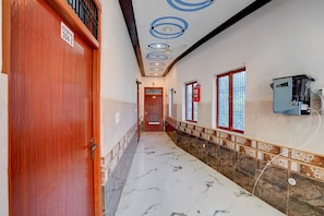 المنشأة من الداخل