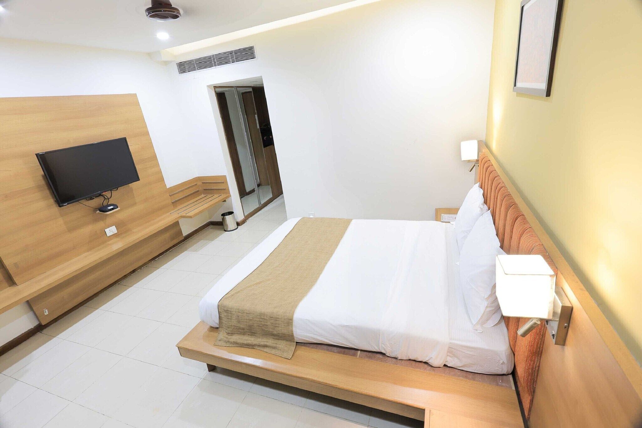 1 quarto, escrivaninha, roupa de cama