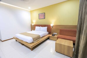 1 Schlafzimmer, Schreibtisch, Bettwäsche