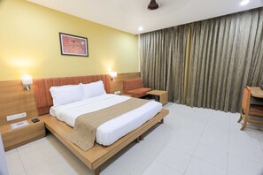 1 habitación, escritorio y ropa de cama 