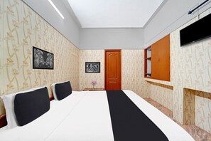 1 Schlafzimmer, Schreibtisch, Bettwäsche