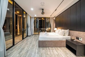 5 bedrooms, iron/ironing board, WiFi, bed sheets - Large luxury villa, 5 bedrooms, huge pool, steps to beach, mountain views (Đà Nẵng)