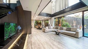 Interior - Large luxury villa, 5 bedrooms, huge pool, steps to beach, mountain views (Đà Nẵng)