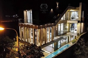 Exterior - Large luxury villa, 5 bedrooms, huge pool, steps to beach, mountain views (Đà Nẵng)