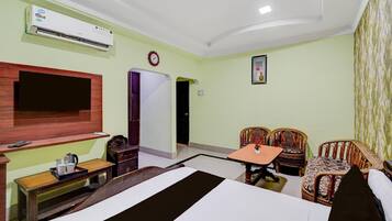 1 quarto, escrivaninha, roupa de cama