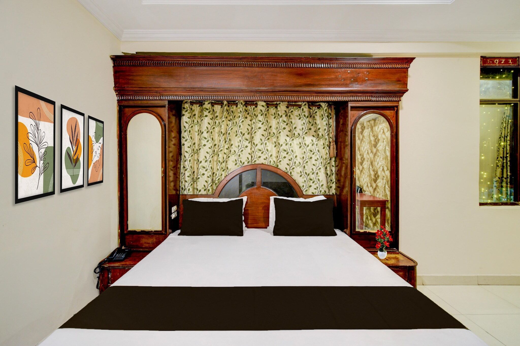 1 quarto, escrivaninha, roupa de cama