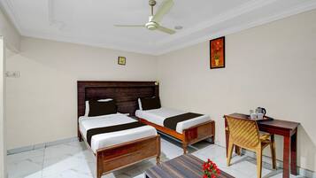 1 quarto, escrivaninha, roupa de cama