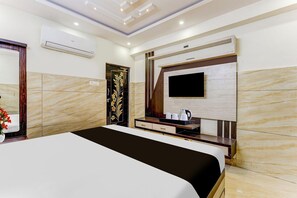 1 habitación, escritorio y ropa de cama 