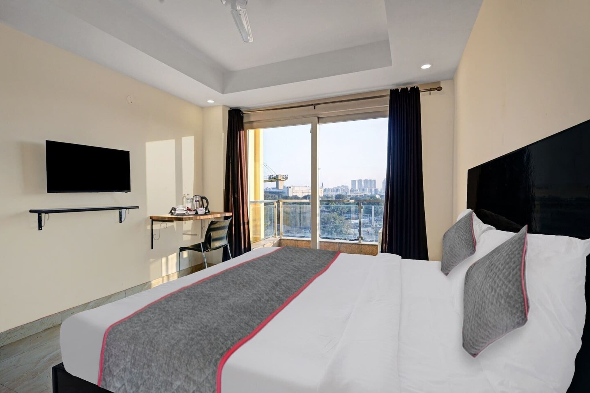 1 間睡房、書桌、床單