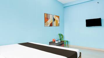 1 camera, una scrivania, lenzuola