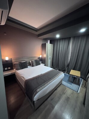 Phòng đơn tiện nghi đơn giản, quang cảnh thành phố