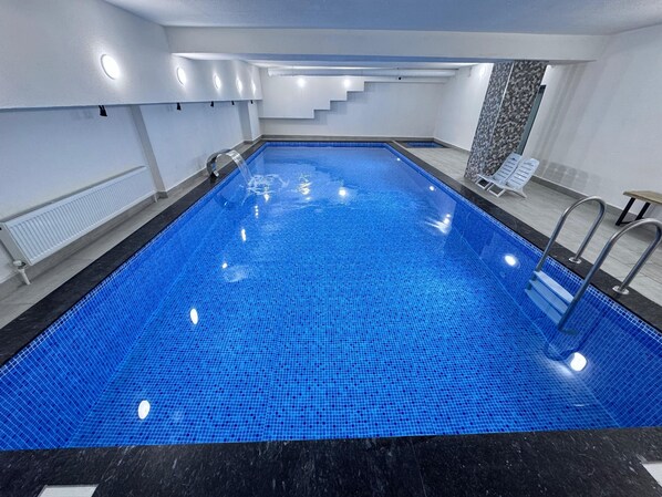 Indoor pool - The montana city hotel (Van)