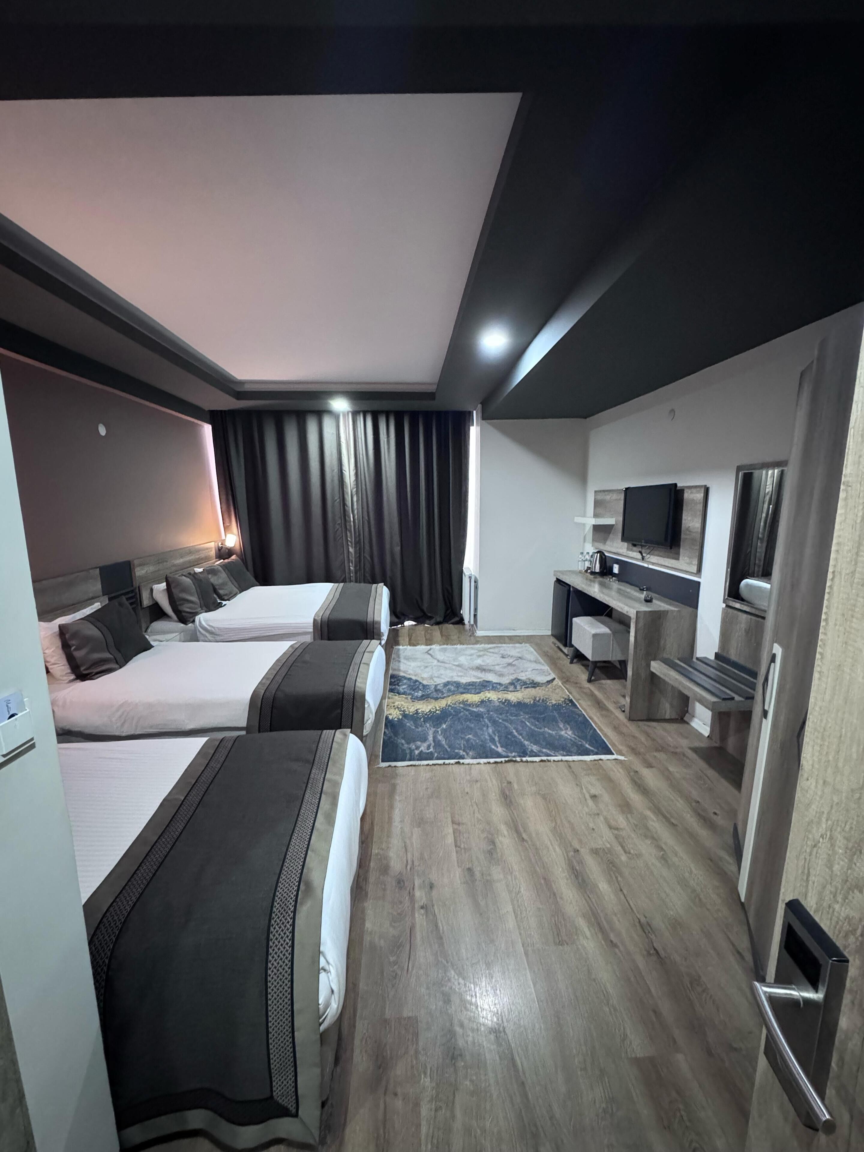 ห้องดีลักซ์สำหรับสี่ท่าน, หลายเตียง | โต๊ะทำงาน, พื้นที่ทำงานแบบใช้แล็ปท็อป, ผ้าม่านก  ันแสง, Wi-Fi ฟรี