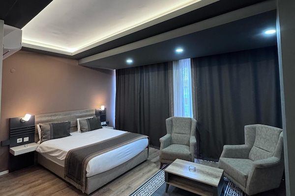 Habitación Confort doble, vistas a la ciudad | Escritorio, espacio para trabajar con un portátil, cortinas opacas