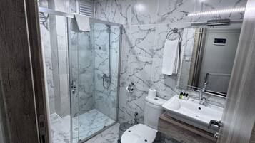 Buồng tắm vòi sen, máy sấy tóc, dép đi trong nhà, khăn tắm