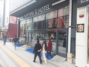 Unclassified image, 4 of 12, button - The montana city hotel (Van)