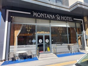 Unclassified image, 3 of 12, button - The montana city hotel (Van)