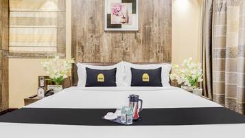 1 habitación, escritorio y ropa de cama