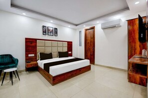 1 bedroom, desk, bed sheets - Collection O Hotel Evergreen (Faridabad)