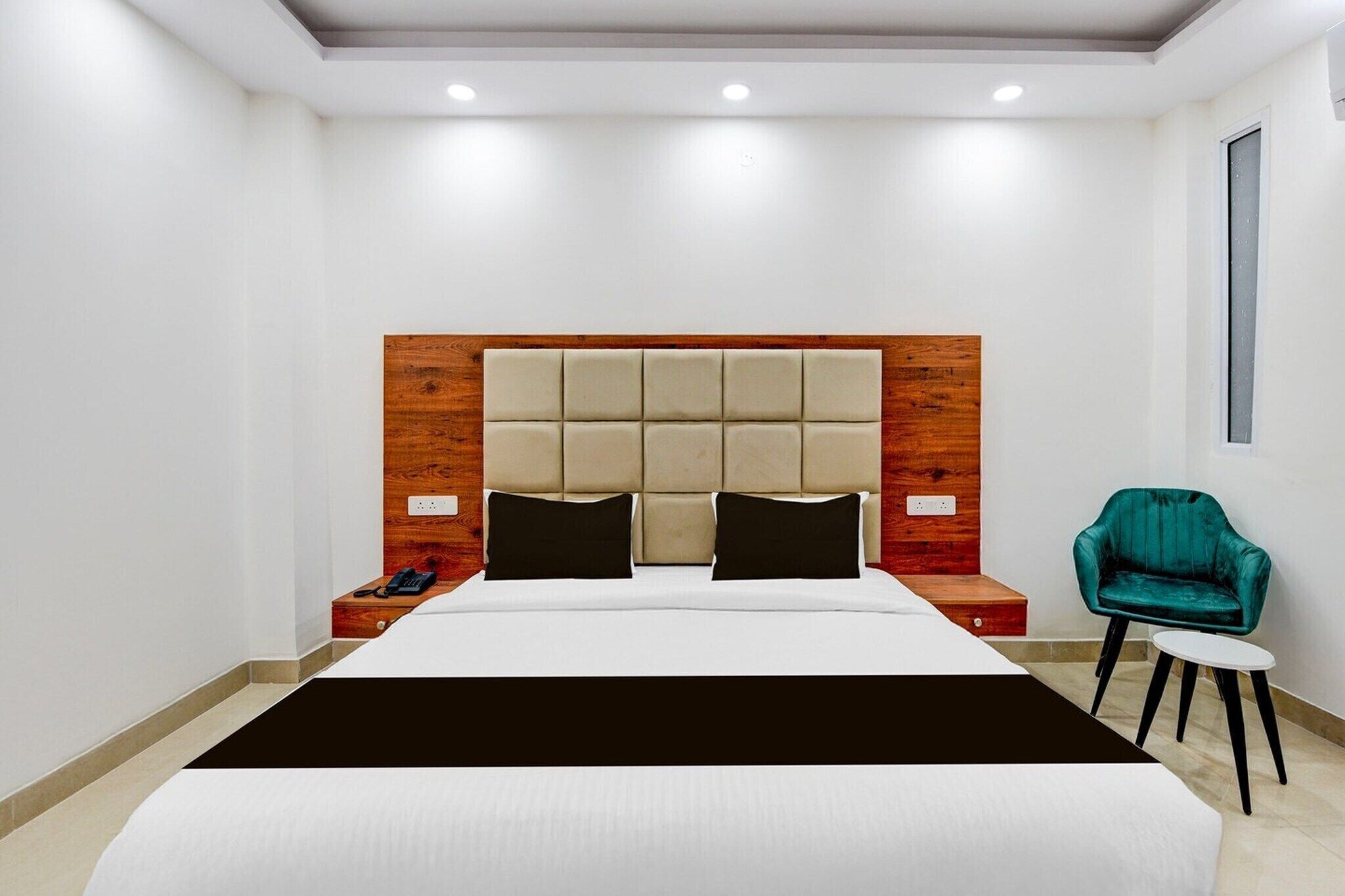 1 多间卧室、办公桌、床单