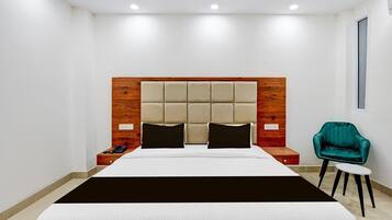 1 多间卧室、办公桌、床单