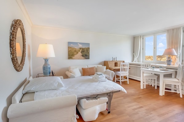 2 bedrooms, desk, iron/ironing board, WiFi