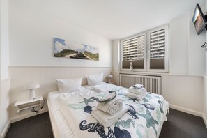 2 bedrooms, iron/ironing board, WiFi - Meeresbrise - Central apartment on the 4th floor with 3 rooms on approx. 50 m², for (Sylt)
