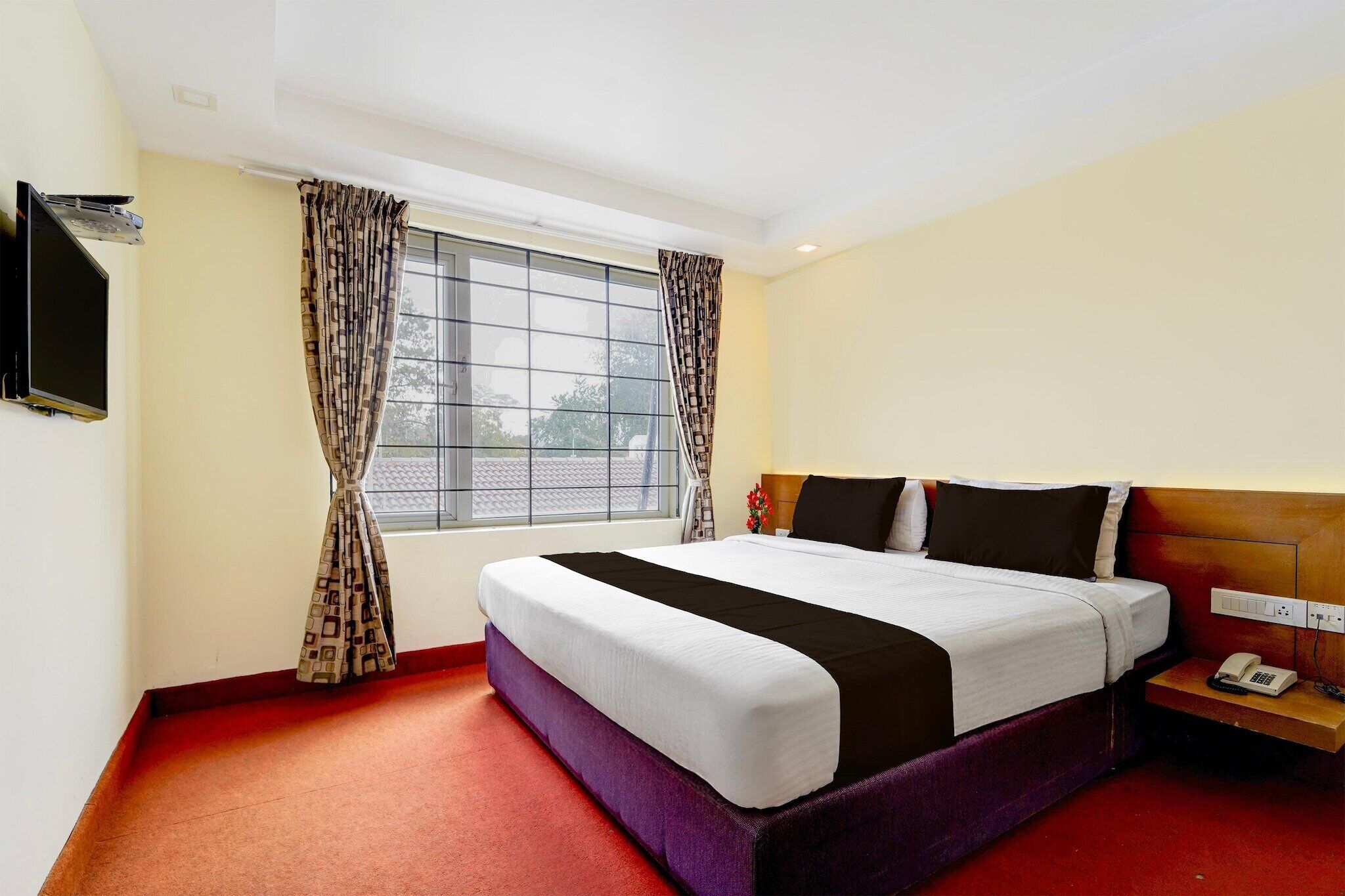 1 bedroom, desk, bed sheets