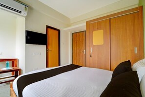 Escritorio y ropa de cama 