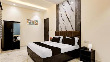 1 bedroom, desk, bed sheets