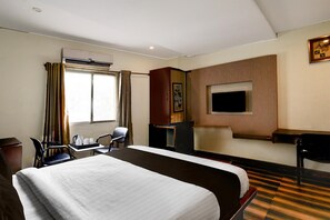 1 slaapkamer, een bureau, beddengoed