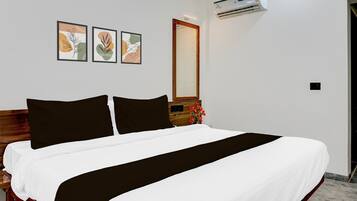 1 camera, una scrivania, lenzuola