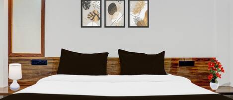 1 quarto, escrivaninha, roupa de cama