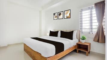 1 quarto, escrivaninha, roupa de cama