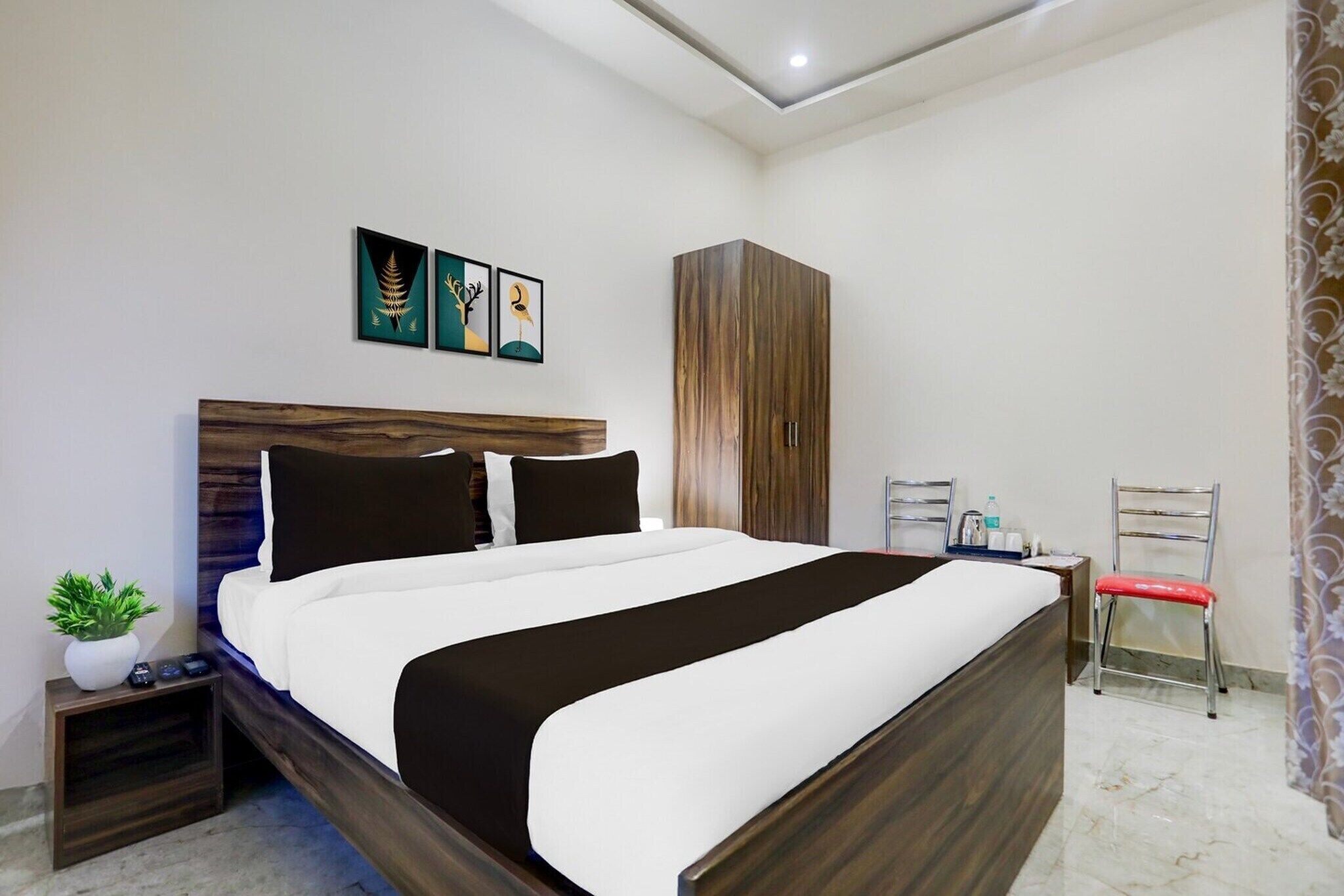 1 quarto, escrivaninha, roupa de cama