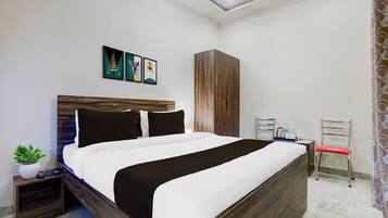 1 quarto, escrivaninha, roupa de cama