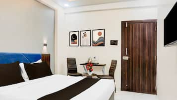 1 quarto, escrivaninha, roupa de cama